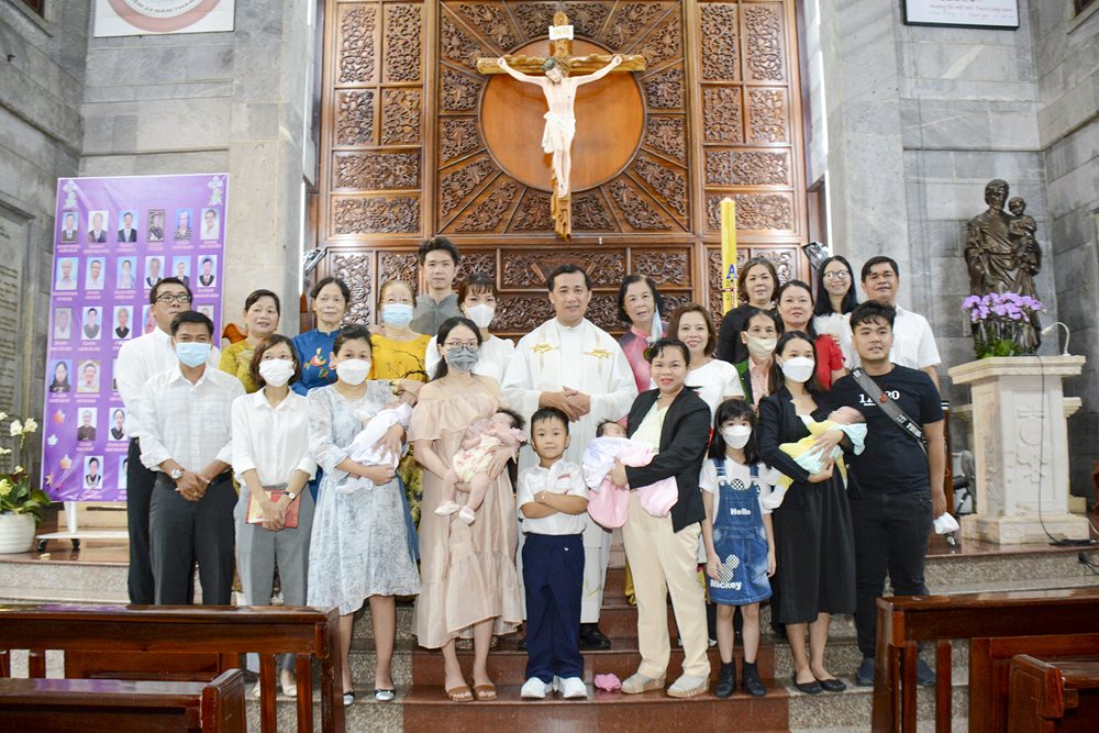 Gx. Vĩnh Hòa - Rửa tội trẻ em ngày 7-8-2022