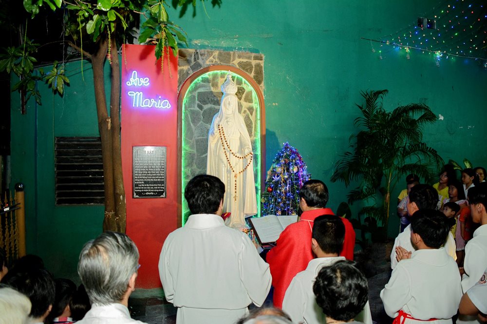 Gx. Vĩnh Hòa – Nghi thức làm phép tượng đài Đức Mẹ Fatima