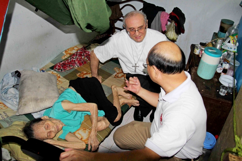 Đức Tổng Giám mục Leopoldo Girelli đến thăm các gia đình nghèo trong giáo hạt Tân Định