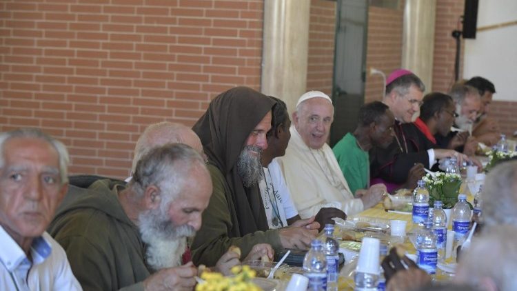 Đức Thánh Cha ăn trưa với người nghèo
