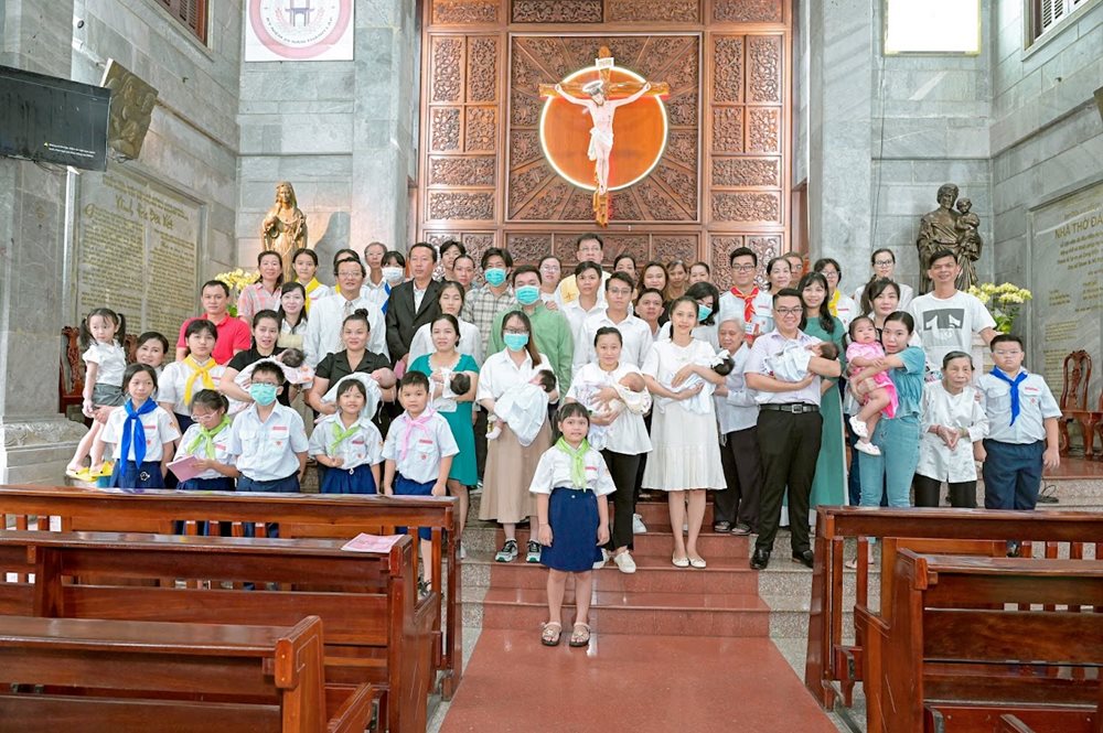 Gx. Vĩnh Hòa - Rửa tội trẻ em ngày 3-9-2023