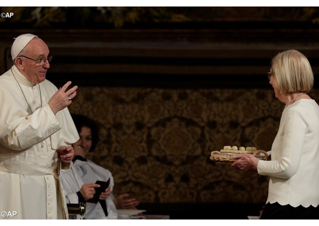 Đức Giáo hoàng nhận quà của giáo xứ Anh giáo ở Roma