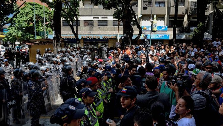 Hội đồng Giám mục Venezuela kêu gọi không sử dụng bạo lực