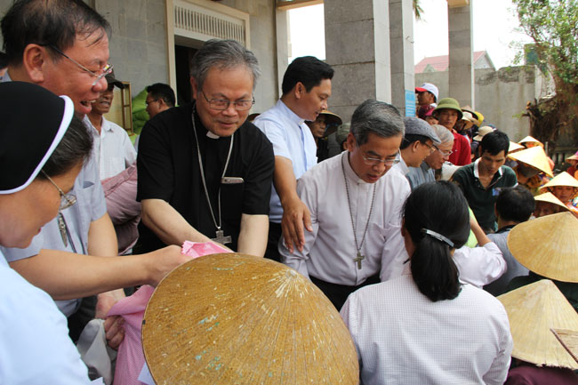Hội đồng Giám mục Việt Nam cứu trợ nạn nhân bão lụt tại giáo xứ Đông Yên và giáo xứ Quý Hòa