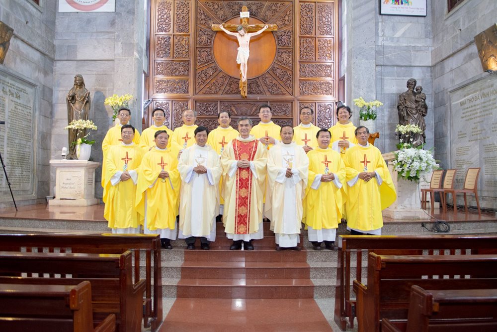 Thánh lễ tạ ơn kỷ niệm 19 năm linh mục của 14 linh mục khóa V