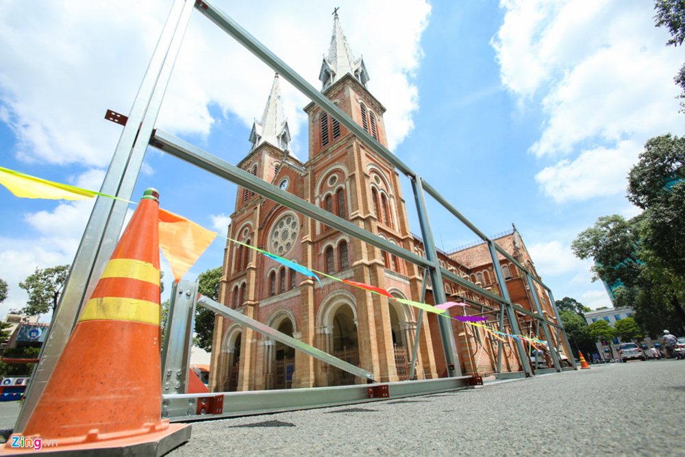 Nhà thờ Chánh Tòa Đức Bà Sài Gòn: Bắt đầu tiến hành sửa chữa mái ngói và hai tháp nhọn