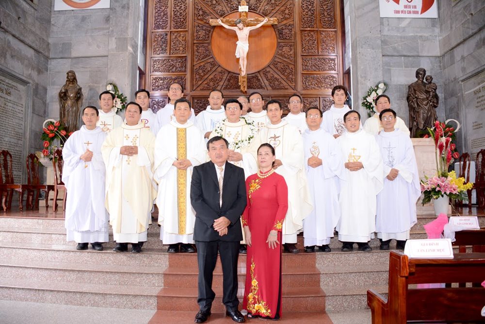 Gx. Vĩnh Hòa - Tân linh mục Martinô Nguyễn Đức Trọng dâng lễ tạ ơn