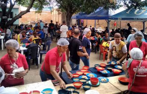 Tình nguyện viên Công giáo tiếp đón người tị nạn Venezuela